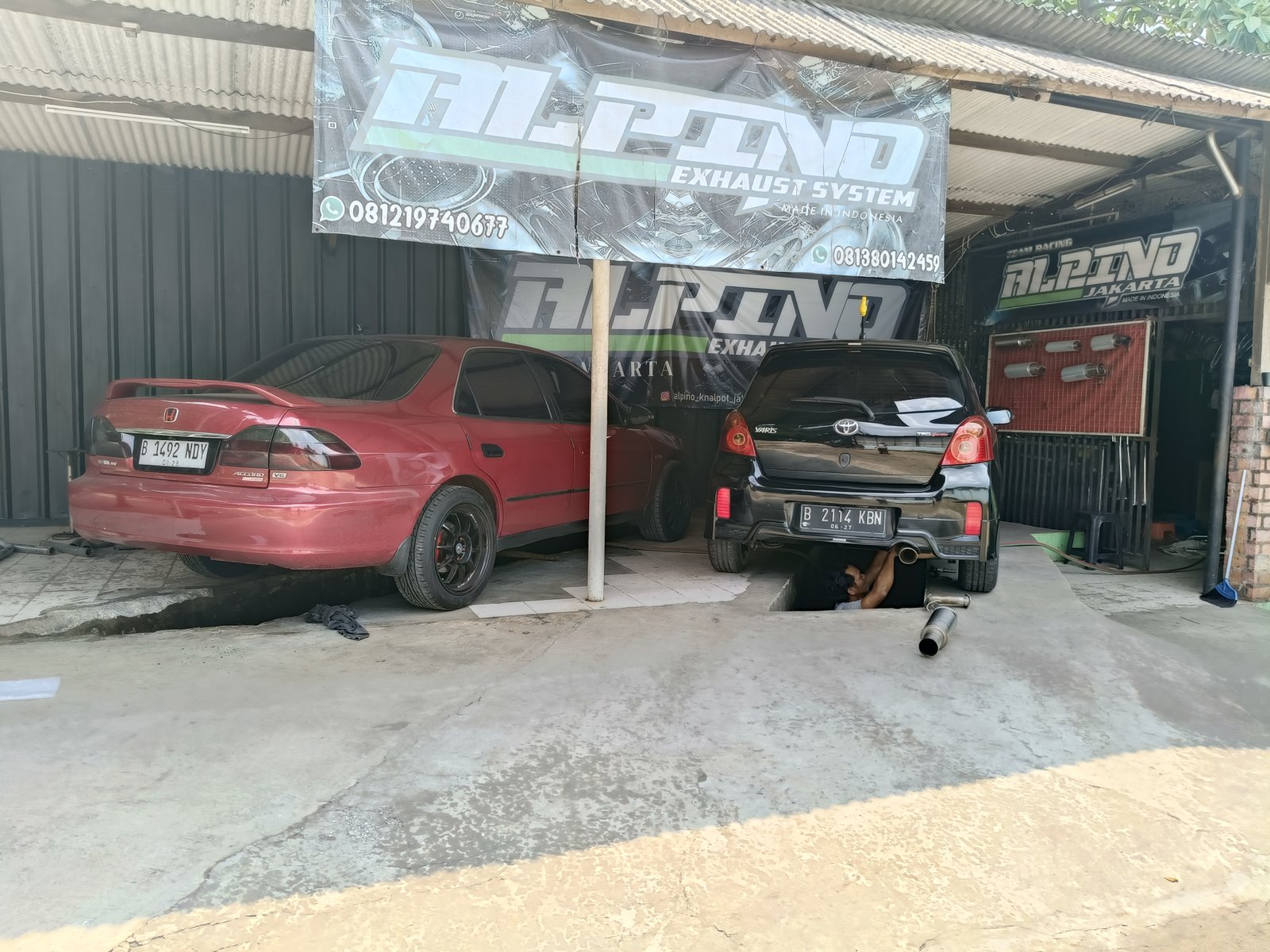 Honda Accord dan  Toyota Agya